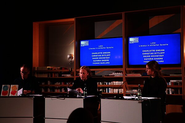 Foto zeigt Charlotte Gneuß, Christian Dittloff und Hauke Hückstädt bei der Lesung im Literaturhaus. © Stabsstelle Inklusion im Dezernat für Soziales, Jugend, Familie und Senior:innen, Christiane van den Borg